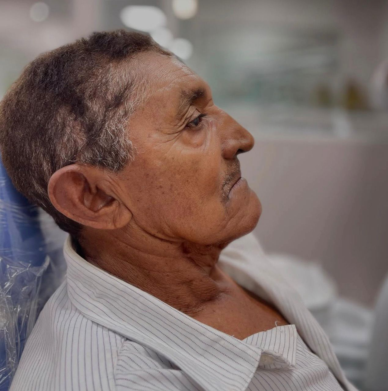 Paciente na cadeira odontológica antes do atendimento