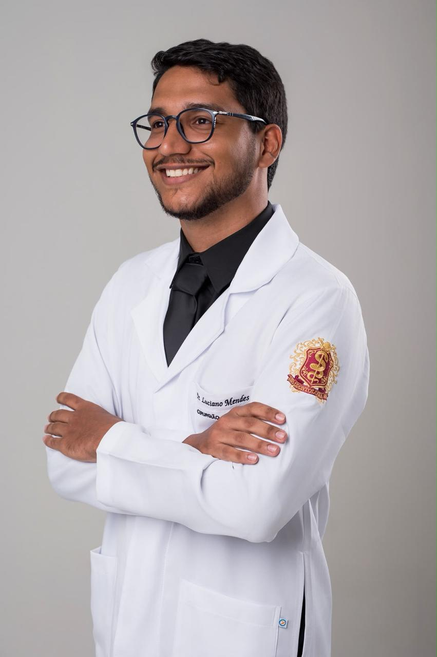 Dr. Luciano Mendes de braços cruzados, em jaleco branco
